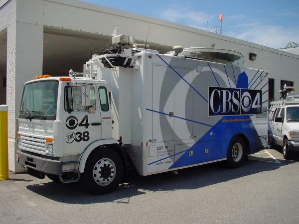 WBZ CBS4 News - Satellite Truck - June 2005.jpg